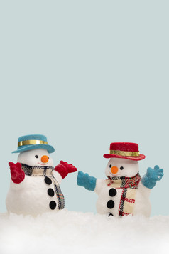 两个雪人蓝色的背景与复制空间为季节问候快乐圣诞节点选择