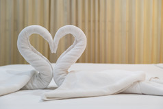 特写镜头折叠天鹅鸟新鲜的白色浴毛巾的床上表的酒店