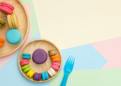 集不同的色彩斑斓的蛋白杏仁饼放置木托盘许多颜色背景甜蜜的和美味的为烹饪和餐厅菜单前视图空间写正确的
