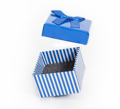 开放蓝色的礼物盒子与白色弓孤立的白色背景