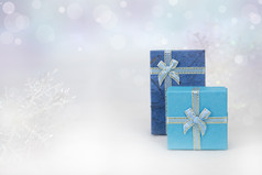 蓝色的礼物盒子的白色皮毛散景背景与复制空间为季节问候快乐圣诞节快乐新一年点选择模糊