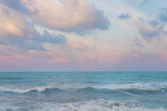 美丽的柔和的日落天空与Cloudscape在的宋卡海洋