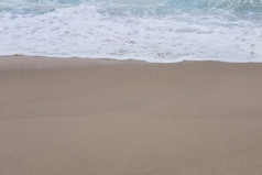 波的海和白色清洁泡沫的桑迪海滩与复制空间