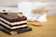 巧克力蛋糕与白色奶油木表格关闭空间写