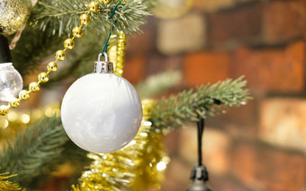 特写镜头闪闪发光的球挂从装饰圣诞节树复古的<strong>过滤</strong>器效果点选择