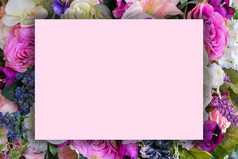 粉红色的纸放置各种各样的花情人节概念