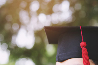 拍摄毕业帽子在毕业典礼成功毕业生的大学概念教育祝贺毕业仪式祝贺的毕业生大学