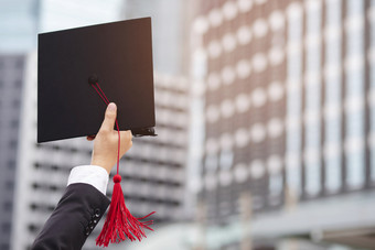 背后毕业帽子在毕业典礼成功毕业生的大学概念教育祝贺毕业仪式祝贺的毕业生大学在毕业典礼