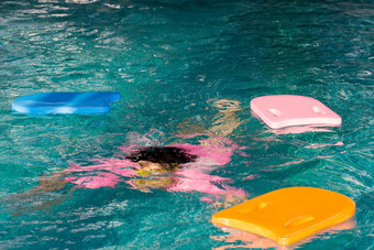 小孩子们游泳浮动上行下来蓝色的清晰的水游泳池演示孩子溺水游泳池