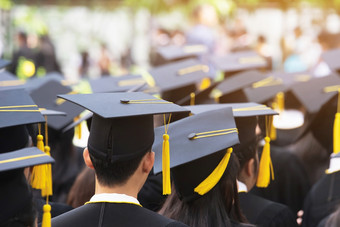 毕业学生持有帽子手在毕业典礼成功毕业生的大学概念教育祝贺毕业仪式祝贺的毕业生大学