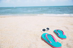 释放脚凉鞋鞋子与太阳镜和蓝色的海洋波水分布桑迪白色海滩海背景的颜色的水和漂亮的旅行自然假期夏天概念
