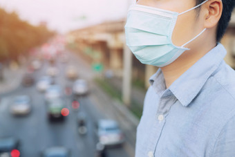 肖像男人。穿面部卫生面具鼻子在户外生态空气污染车环境和病毒保护概念流感健康对有毒灰尘覆盖的城市健康效果