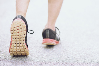运动员脚跑步者小道运行在户外关闭鞋后面男人。运行健身慢跑锻炼艰苦的秋天小道自然和石头锻炼健康的生活方式和体育运动概念