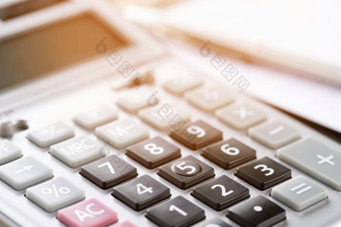 计算器焦点新闻按钮键盘计算器颜色灰色的和文档笔表格概念计算账户金融