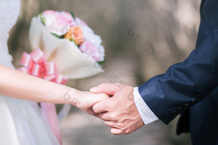 爱的年轻的爱结婚了夫妇持有手和站在一起仪式婚礼一天结婚场景年轻的爱夫妇手手小指承诺小指发誓