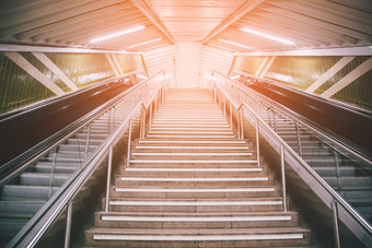 空自动扶梯和楼梯行人地铁铁路站楼梯从地铁地下向上旅行概念欧洲