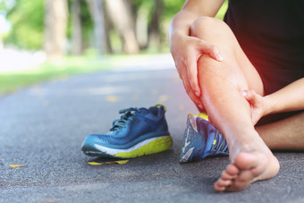 跑步者有严重的腿疼痛引起的事故在物理测试