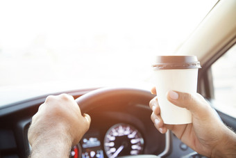 女人喝热咖啡每一个时间之前开车车