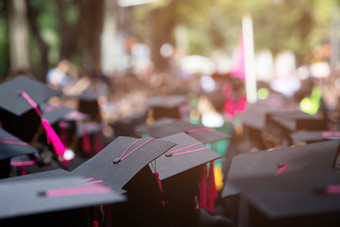 集团毕业生在毕业典礼概念教育祝贺大学学位毕业仪式焦点流苏粉红色的
