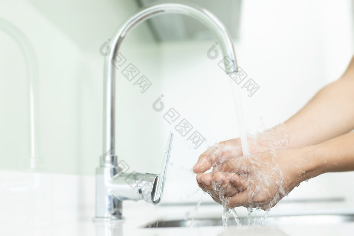 清洁手洗手下的水龙头厨房水槽与水支付污垢清洁细菌细菌和病毒为卫生健康哪概念