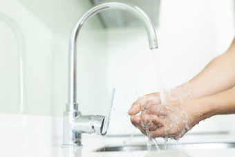清洁手洗手下的水<strong>龙</strong>头厨房水槽与水支付污垢清洁细菌细菌和病毒为<strong>卫</strong>生健康哪概念