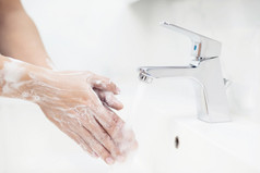 男人。手清洁和洗他的手与过来这里防止的病毒科维德