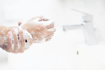 女人洗手与肥皂保护对电晕病毒科维德