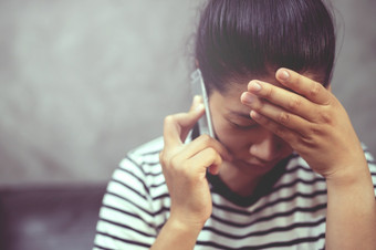 女人会说话的的电话与的男朋友她遗憾打破与的男朋友