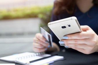 女人使用信贷卡片商店在线通过<strong>移动手机</strong>
