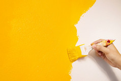 的机械师绘画黄色的的墙