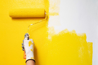 的画家绘画的黄色的墙房间