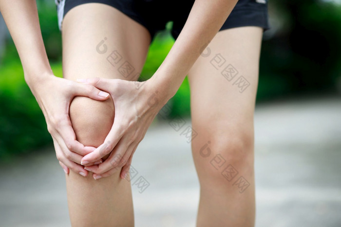 跑步者有很多膝盖疼痛的公园