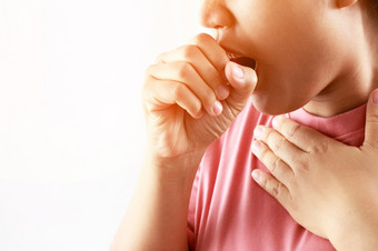 女人有症状咳嗽痰流感引起的新冠病毒