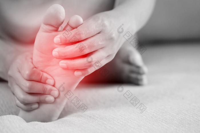 女人痛苦从感觉膝盖疼痛坐着沙发首页手按摩她的痛苦的膝盖健康哪和医疗概念