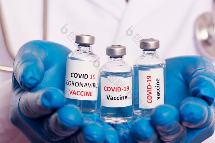 医生准备好了接种疫苗对新冠病毒