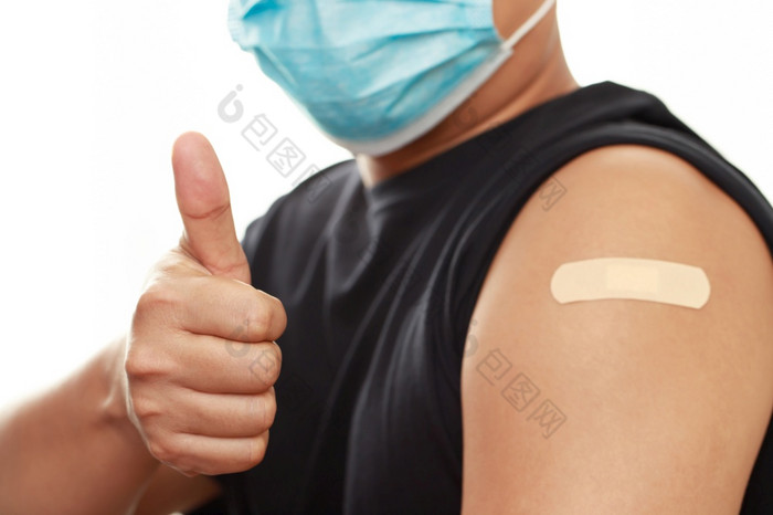 男人。接种疫苗对新冠病毒构建免疫力