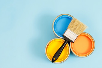 油漆罐和油漆刷和<strong>如何</strong>选择的完美的室内油漆颜色和好为健康