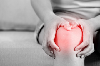 女人痛苦从<strong>感觉</strong>膝盖疼痛坐着沙发首页手按摩他的痛苦的膝盖健康哪和医疗概念