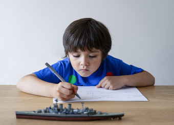 肖像孩子画战舰孩子男孩玩与<strong>模型</strong>船玩具和草<strong>图纸</strong>在室内行动概念在家教育