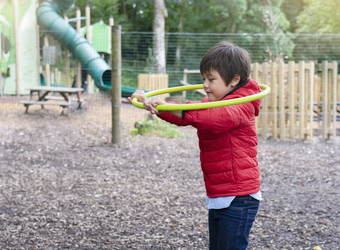 肖像一边视图活跃的孩子玩草裙舞希望的操场上可爱的小男孩玩与色彩鲜艳的希望的公园