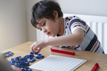 学前教育孩子玩<strong>英语</strong>单词游戏孩子男孩集中与拼写<strong>英语</strong>信与父首页<strong>活动</strong>为孩子们为玩和学习教育和在家教育概念