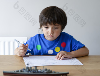 肖像可爱的小小学生画战舰孩子玩与<strong>模型</strong>船玩具和草<strong>图纸</strong>在室内行动概念