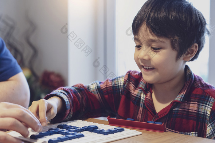 学前教育孩子玩英语单词游戏孩子男孩集中与拼写英语信与父首页活动为孩子们为玩和学习教育和在家教育概念