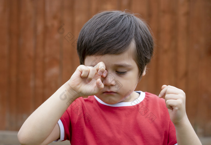 小男孩有过敏摩擦他的眼睛孩子抓他的眼睛而玩户外夏天孩子有过敏痒脸和打喷嚏而玩户外