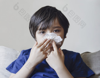 不健康<strong>的</strong>孩子吹鼻子成组织孩子痛苦从运行鼻子打喷嚏男孩捕获冷当季节改变童年擦拭鼻子与组织