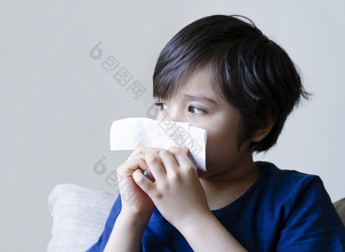不健康的孩子与干皮肤吹鼻子成组织孩子痛苦从运行鼻子打喷嚏男孩捕获冷当季节改变童年擦拭鼻子与组织