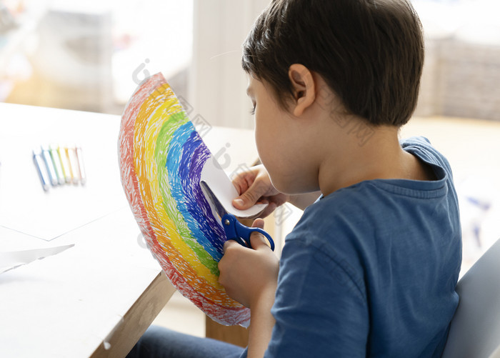 孩子隔离使用剪刀切割纸彩虹形状白色背景孩子们活动首页而学校从保持首页社会媒体运动为冠状病毒预防概念