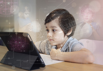 学前教育孩子使用平板电脑为他的家庭作业孩子做家庭作业使用数字taplet搜索<strong>信息</strong>互联网电子学习世界连接<strong>社会</strong>网络概念