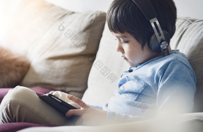 孩子自我隔离使用平板电脑为他的家庭作业孩子做使用数字平板电脑搜索信息互联网在科维德锁下来首页学校教育社会距离电子学习在线教育