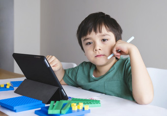 学校孩子使用平板电脑为家庭作业孩子看出深认为男孩保持首页学习在线教训从学校应用程序首页学校距离教育电子学习自我距离概念